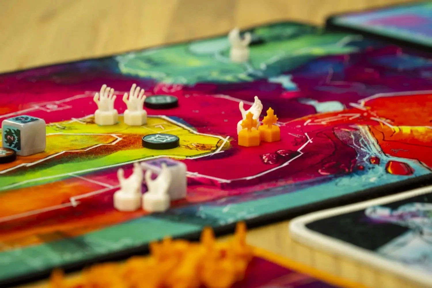 GROLL Area-Control-Brettspiel mit fünf asymmetrischen Fraktionen, Kriegerfiguren, Aktionswürfeln und Schlachtfeldmatte