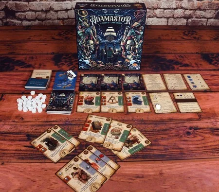 Adamastor Solospiel mit Seekarten, Ereigniskarten und Spielmaterial zur Erkundung unbekannter Länder im Zeitalter der Entdeckungen